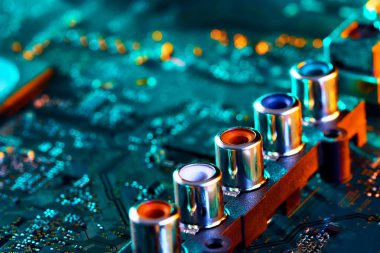 Çipler gibi elektronik bileşenleri olan elektronik devre kartı kapanıyor. 
