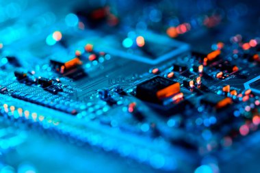 Çipler gibi elektronik bileşenleri olan elektronik devre kartı kapanıyor. 