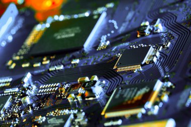 Çipler gibi elektronik bileşenleri olan elektronik devre kartı kapanıyor. 