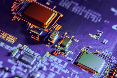 Çipler gibi elektronik bileşenleri olan elektronik devre kartı kapanıyor. 