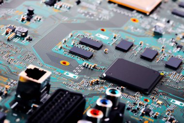 Çipler gibi elektronik bileşenleri olan elektronik devre kartı kapanıyor. 