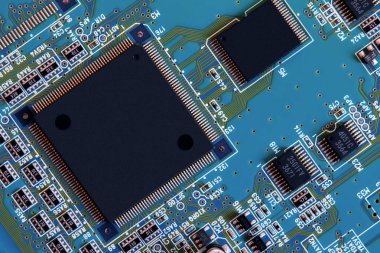 Çipler gibi elektronik bileşenleri olan elektronik devre kartı kapanıyor. 