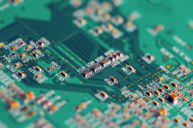 Çipler gibi elektronik bileşenleri olan elektronik devre kartı kapanıyor. 