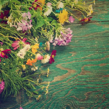 Yaz çiçek kadar alay