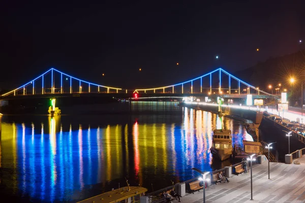 Пешеходный мост ночью — стоковое фото
