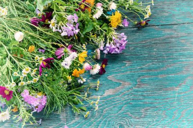 Yaz çiçek kadar alay