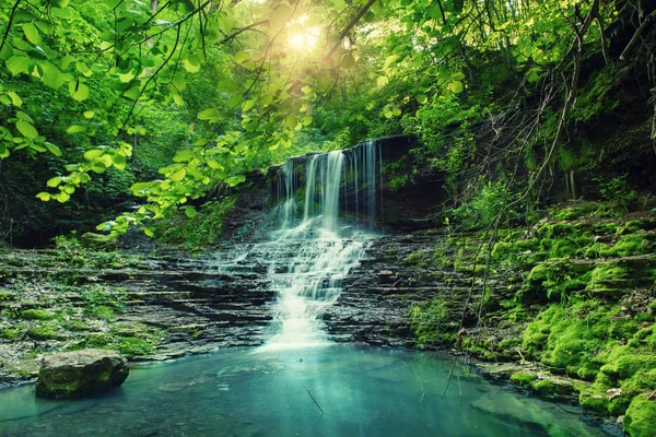 Cachoeira alta montanha — Fotografia de Stock