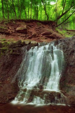 Yüksek dağ şelalesi