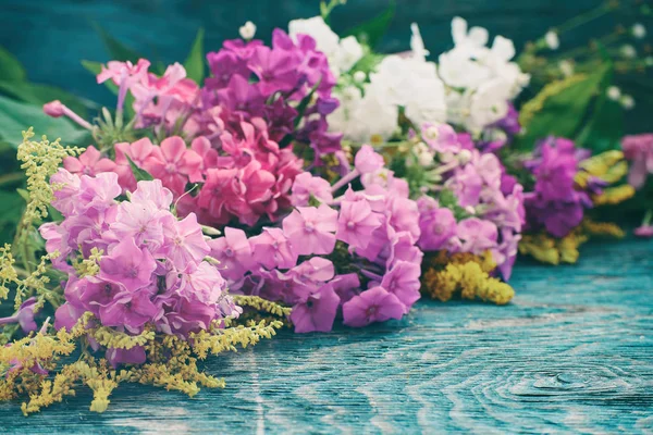 책상에 여름 꽃 — 스톡 사진