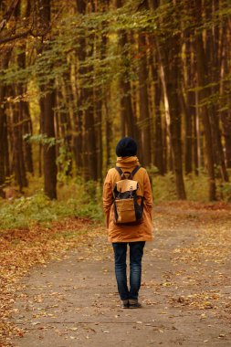 Parktaki hippi kız.