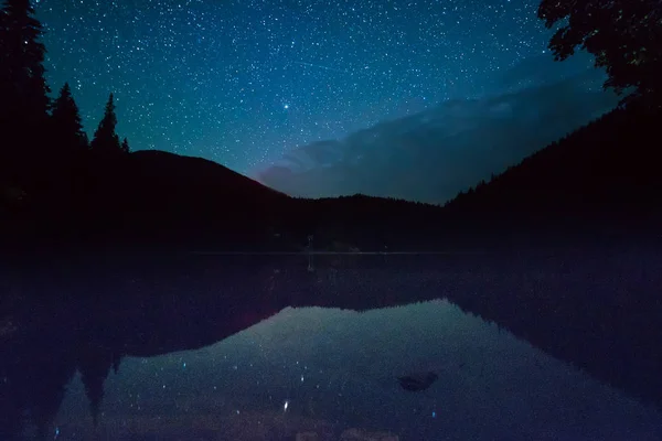 Lago de montaña por la noche — Foto de Stock