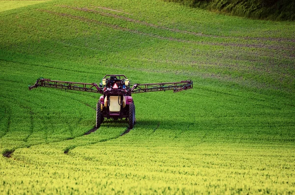 Macchine agricole insetticida di spruzzatura — Foto Stock