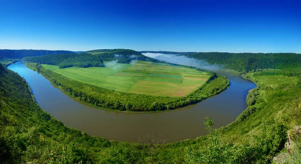 霧の多い川の風景 — ストック写真