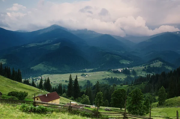 Paisagem de montanha dos Cárpatos — Fotografia de Stock