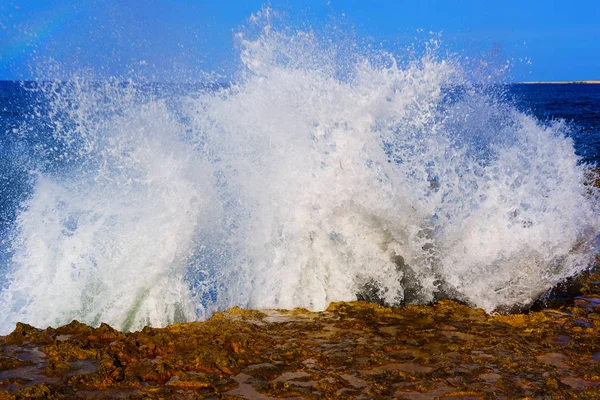 Salpicaduras de mar sobre rocas — Foto de Stock