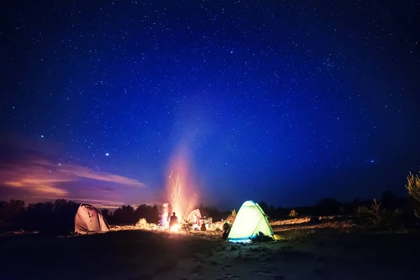 星の空の下でのキャンプ — ストック写真