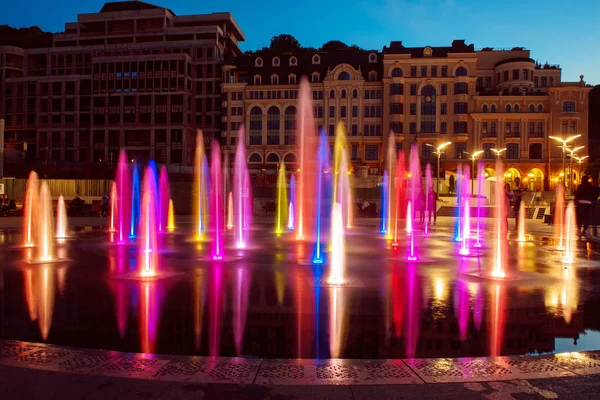 Muzikale kleurrijke fontein — Stockfoto