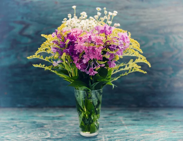 Летние цветы в стакане — стоковое фото