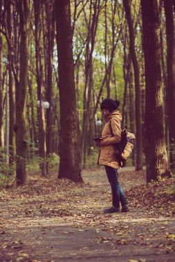 Parktaki hippi kız.