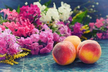 Şeftali çiçekleri ile