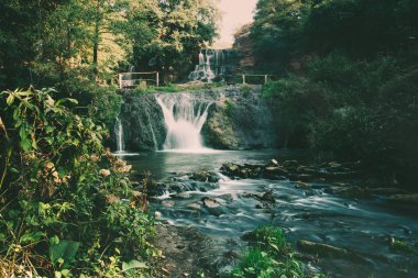 Yüksek dağ şelalesi