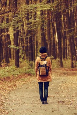 Parktaki hippi kız.