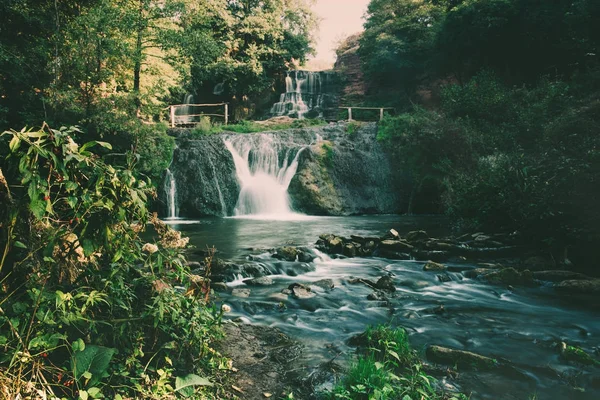 Yüksek dağ şelalesi