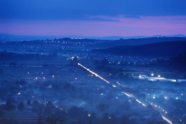Sisli gece manzarası