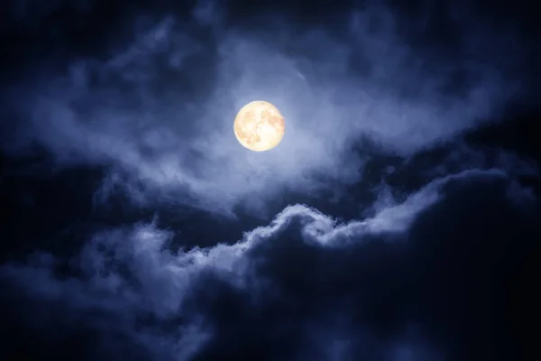La luna nel cielo buio — Foto Stock