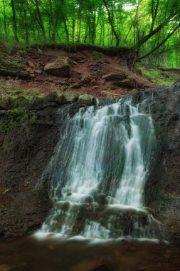Yüksek dağ şelalesi