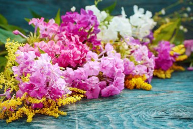 Masa üzerine yaz çiçek