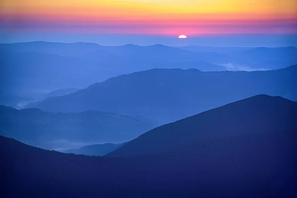 Fantastiska berg soluppgång — Stockfoto