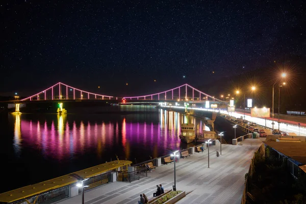 Пешеходный мост ночью — стоковое фото