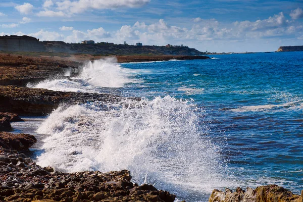 바위에 물을 튀기는 바다 — 스톡 사진