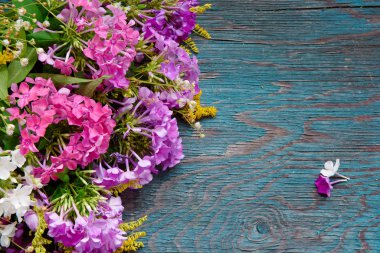 Masa üzerine yaz çiçek