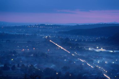 Sisli gece manzarası