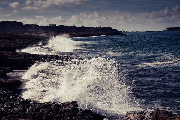 Salpicaduras de mar sobre rocas —  Fotos de Stock