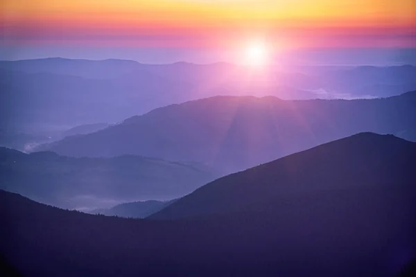 Fantastiska berg soluppgång — Stockfoto