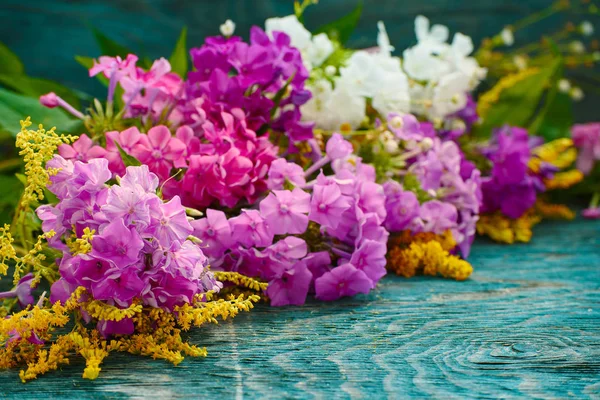 Sommarblommor på skrivbord — Stockfoto