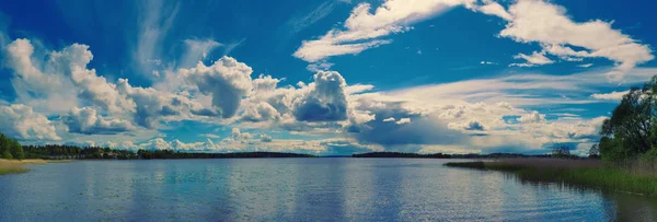Скандинавское летнее озеро — стоковое фото