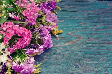 Masa üzerine yaz çiçek