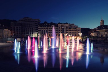 Müzikal renkli çeşme