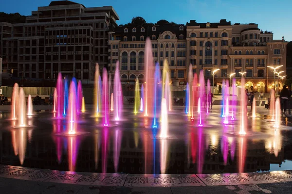 Muzikale kleurrijke fontein — Stockfoto