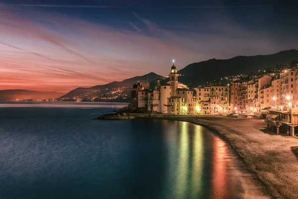 Camogli stad bij nacht — Stockfoto