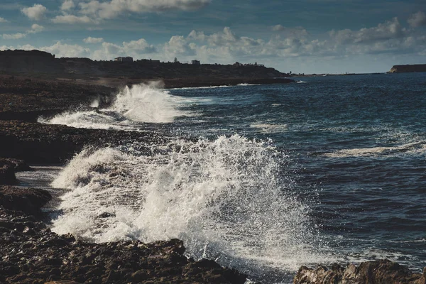 Salpicaduras de mar sobre rocas —  Fotos de Stock