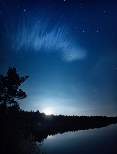 Järvi yöllä — kuvapankkivalokuva