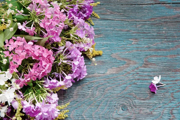 Sommarblommor på skrivbord — Stockfoto