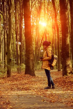 Parktaki hippi kız.