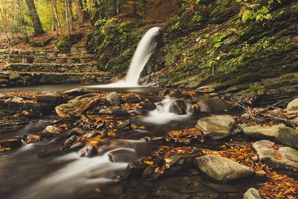 Podzimní horský vodopád — Stock fotografie