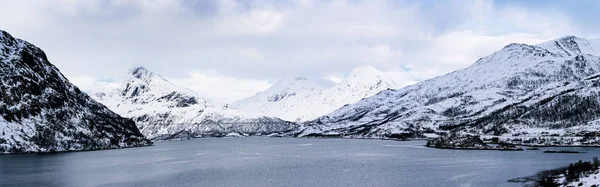 Zimowe jezioro Norwegii — Zdjęcie stockowe